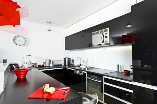Черно белая кухня: фото дизайна с яркими акцентами, цвет столешницы, интерьер с черной техникой, обои в черных тонах для маленькой угловой кухни