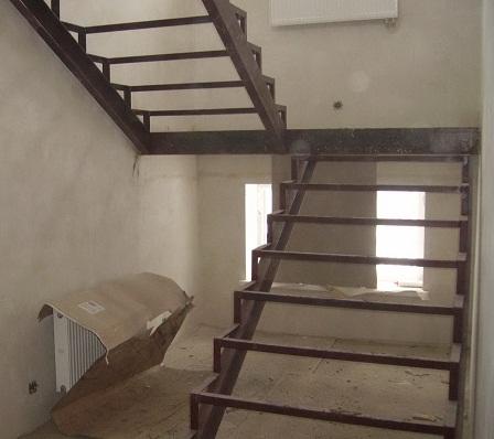Каркасные лестницы: для дома открытая, на второй этаж фото и основание, как сварить опору, фундамент сделать