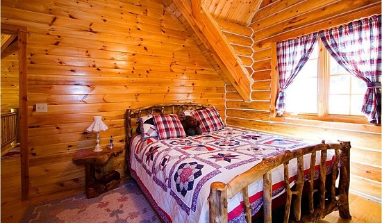 Красивый интерьер спальни в загородном доме, фото дизайна спальни на даче, в деревянном доме, выбор оптимального размера комнаты, вида отделки, планировки