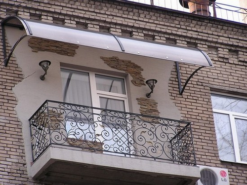 Крыша на балконе панельного дома, советы по монтажу, выбор типа конструкции крыши балкона, как сделать ремонт старой крыши на балконе