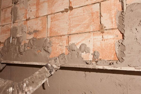 Штукатурка стен цементным раствором по маякам своими руками, протравка нейтрализующим раствором (видео)